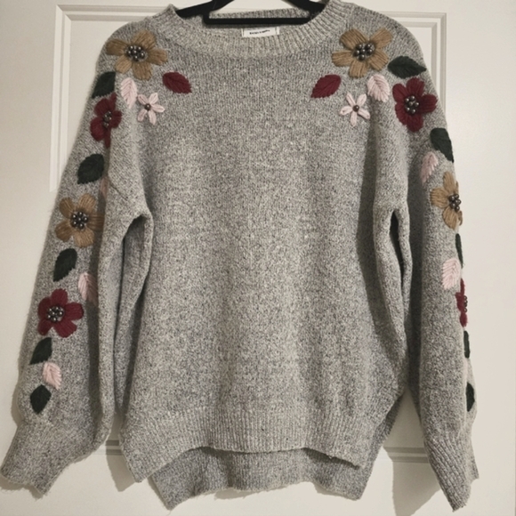 Kayla's Armoire Flowered Women's Sweater sz medium/large - Picture 2 of 4
